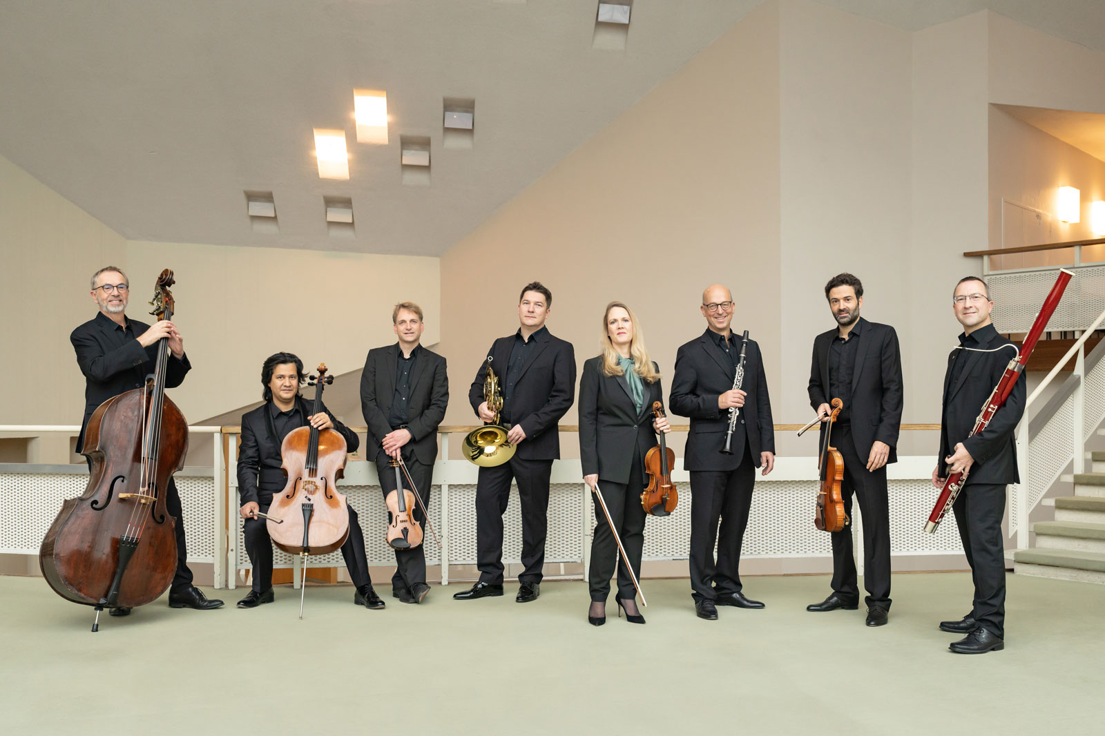 Die Mitglieder des Scharoun Ensembles mit ihren Instrumenten im Foyer der Berliner Philharmonie