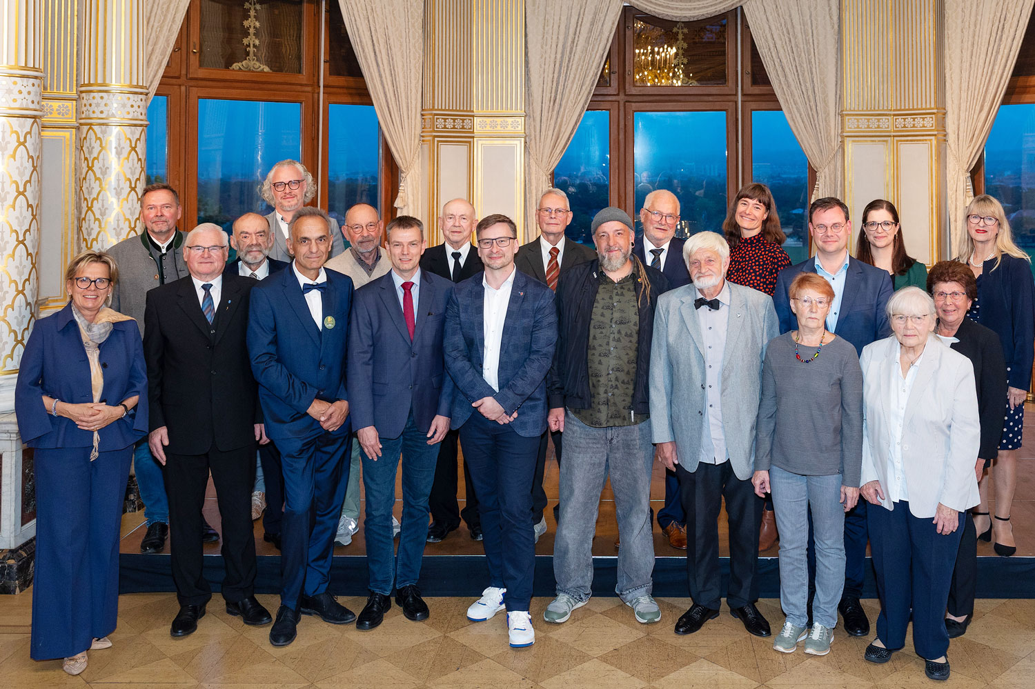 Gruppenfoto vor Fenstern mit geöffneten Vorhängen